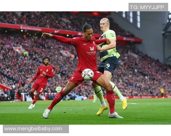 足球明星意外偷走队友进球瞬间引发热议赛场内外反响不一